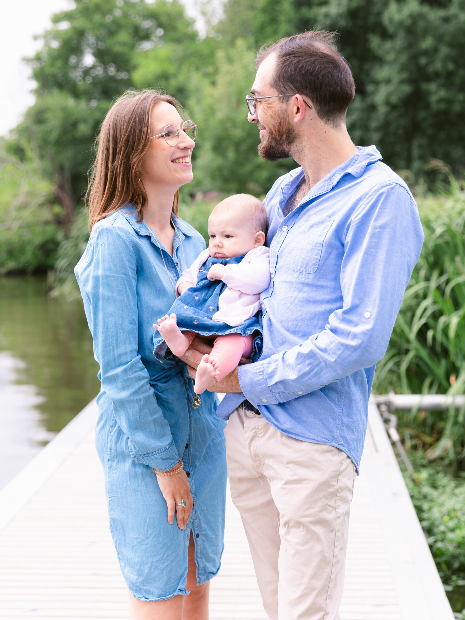 couple et leur bébé en photo en pleine nature près de nantes