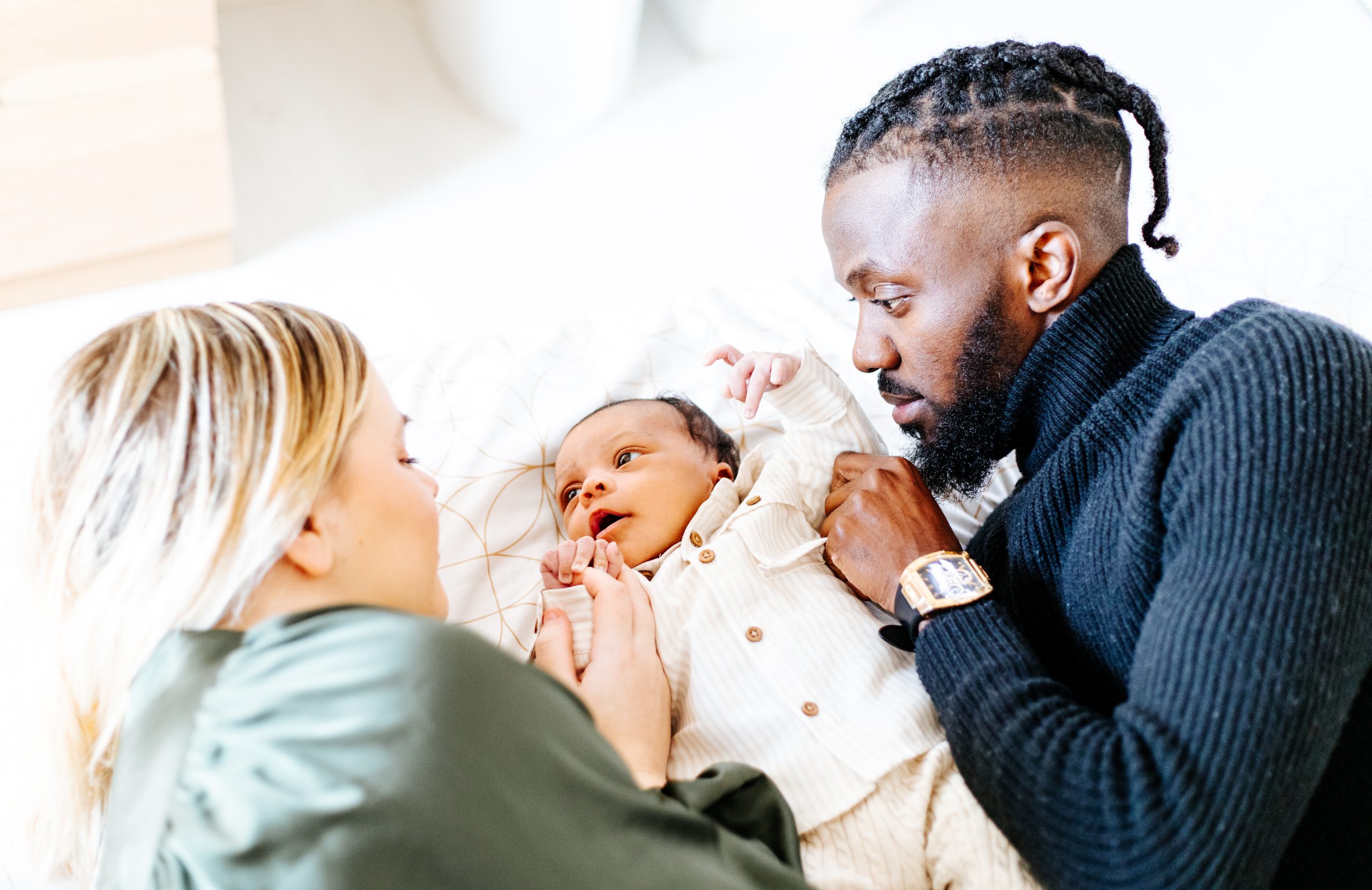 photo de famille papa maman et bébé