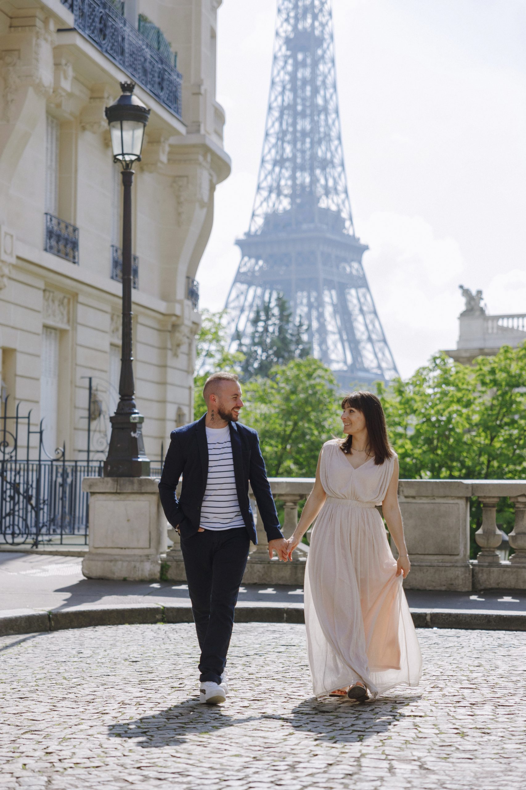 un couple devant la tour eiffel