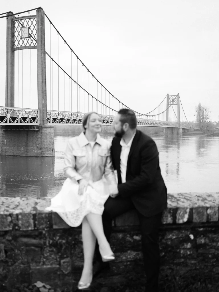 couple enlacé devant le pont de brooklyn à New York