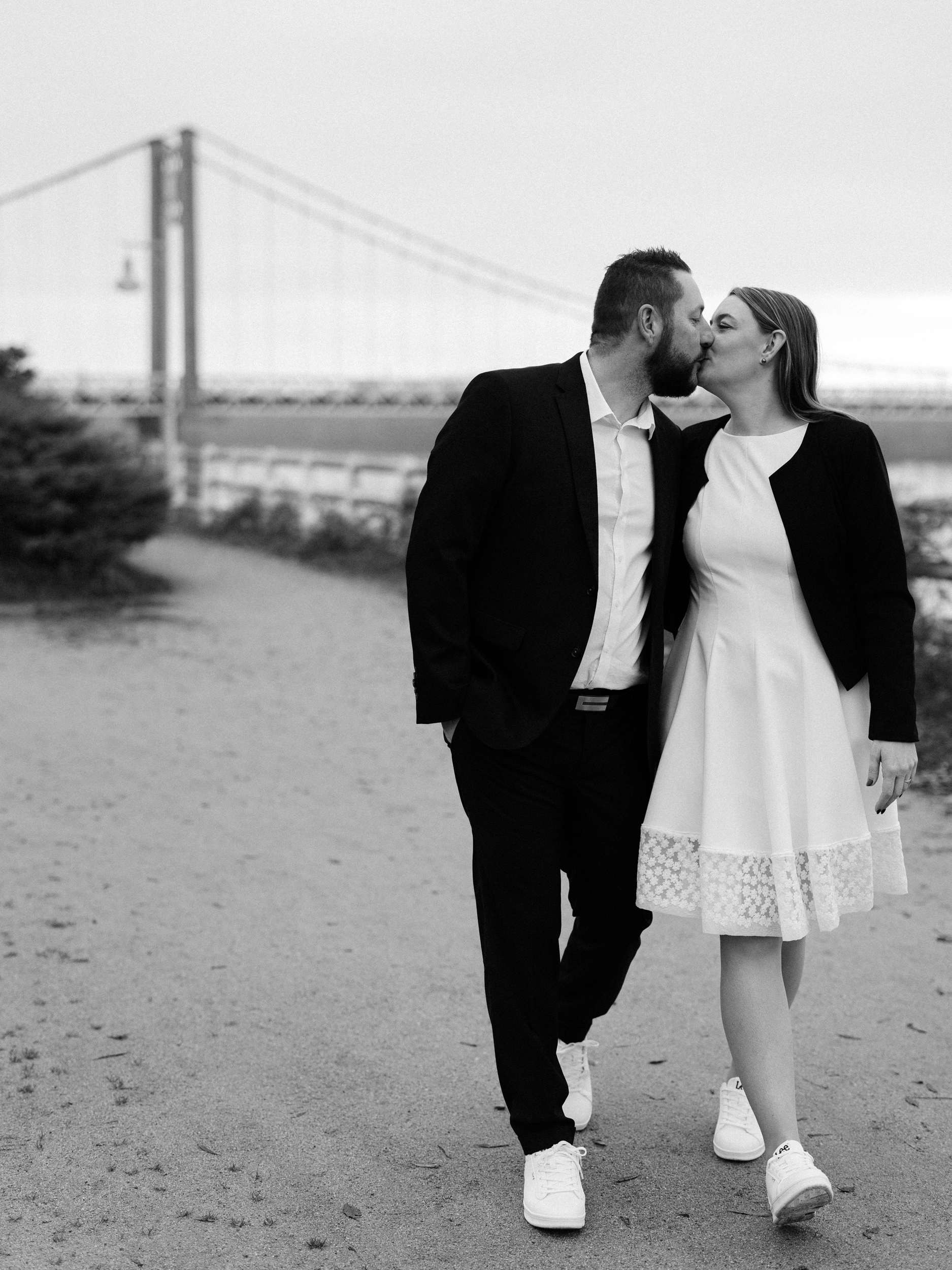 couple se baladant dans les rues de New york avec le pont de brooklyn en arrière plan