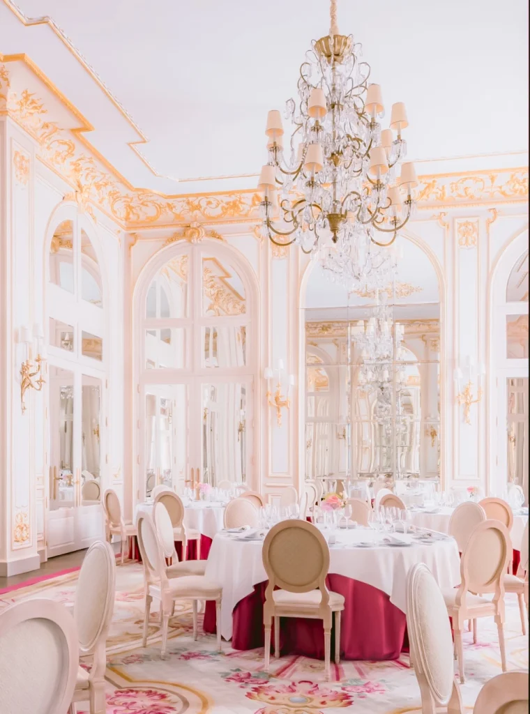 Le salon Louis XV du Ritz à Paris près à recevoir une réception de mariage d'un couple américains