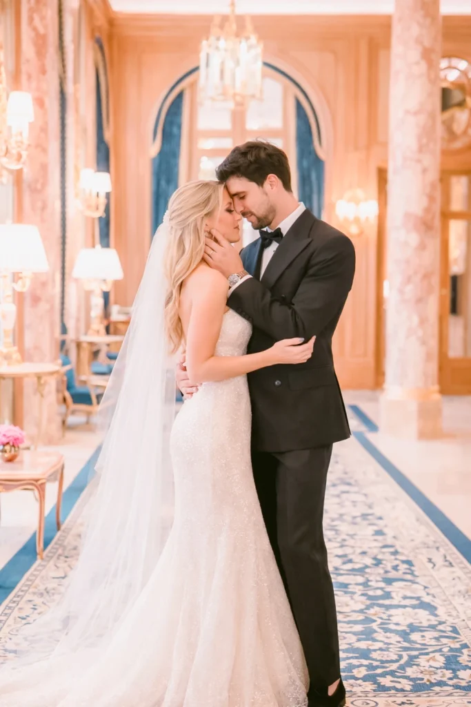 couple qui se marie au Ritz de Paris qui s'enlacent dans les allées du Ritz