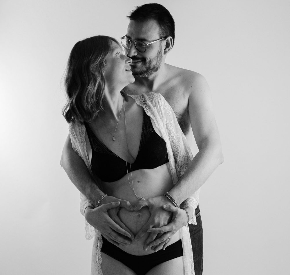 couple en seance photo grossesse sur nantes